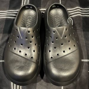Brand new Toms womens 7 mens 5